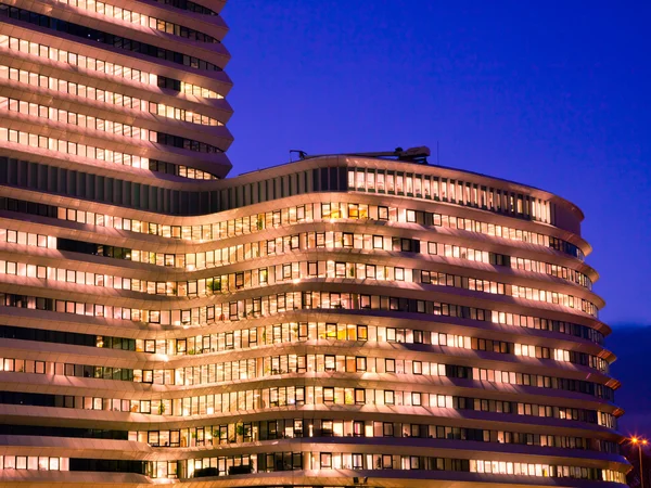 Blaue Stunde im Büro — Stockfoto