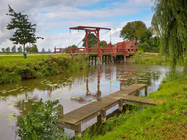 Oude houten ophaalbrug — Stockfoto
