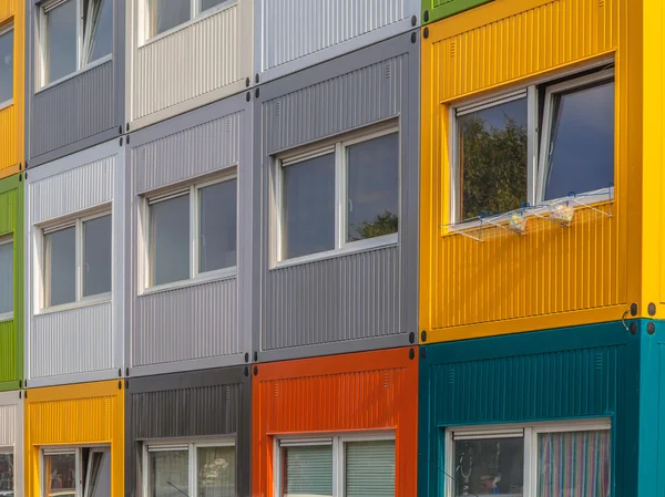 Kleurrijke flatgebouw — Stockfoto