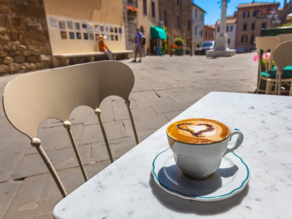 Κύπελλο Ιταλίας του Cappucino στο Cafe βεράντα με θέα στο δρόμο, Ita — Φωτογραφία Αρχείου