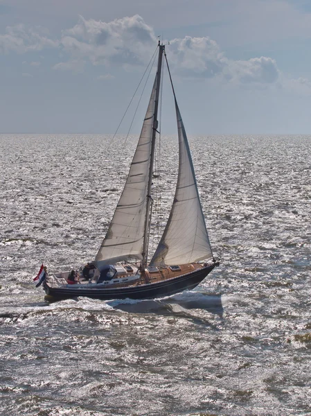 Barco de vela rápida em tempo tempestuoso na Holanda — Fotografia de Stock