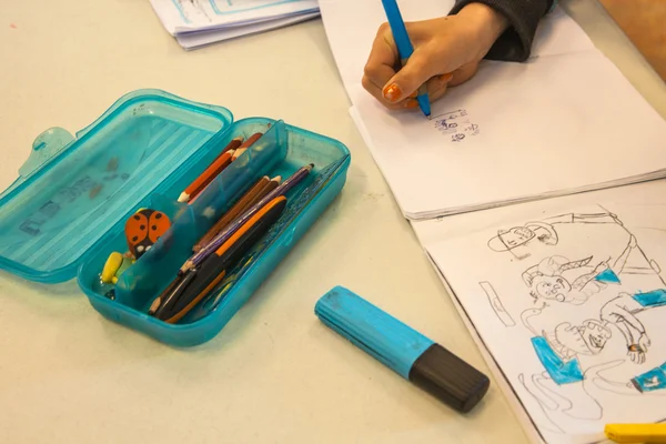 Menina fazendo desenho na escola — Fotografia de Stock