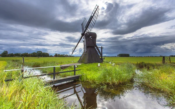 歴史的なオランダの風車 — ストック写真