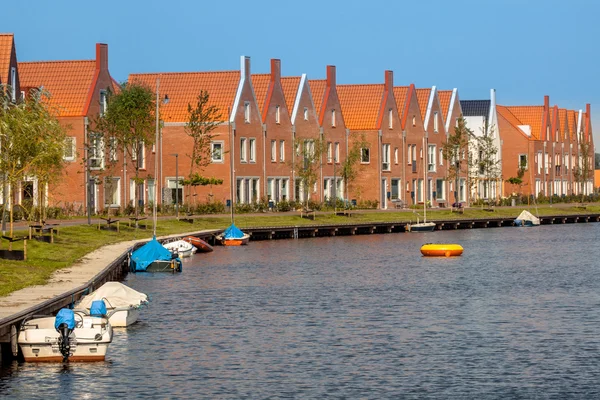 Moderne straat in een nieuw gebouwd buitenwijk — Stockfoto