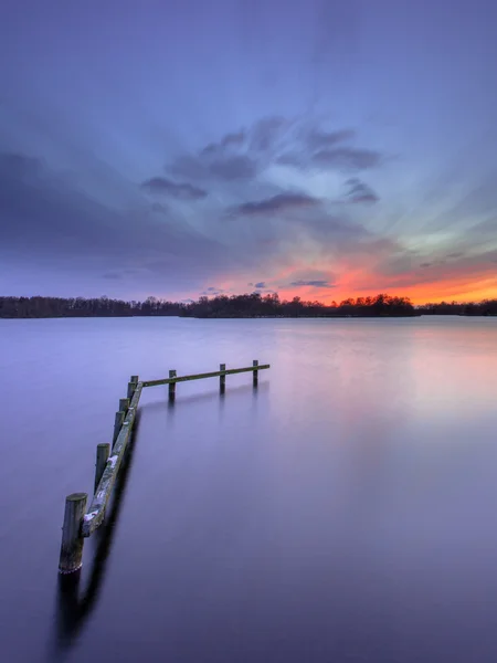 Tramonto viola su costruzione in legno nel lago Tranquillo — Foto Stock