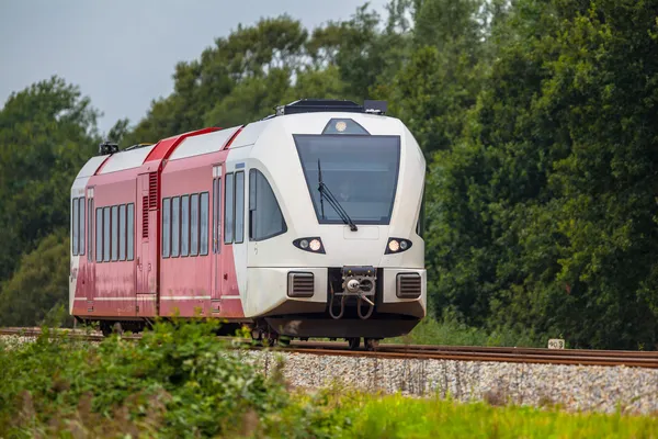 Tren de transporte diésel de tren ligero rojo y blanco — Foto de Stock