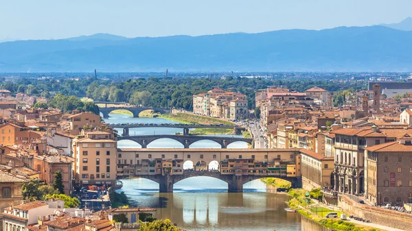 Widok na most Ponte Vecchio, nad rzeką Arno we Florencji — Zdjęcie stockowe