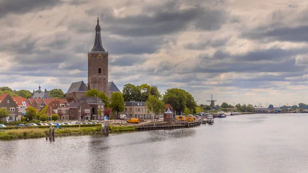 Hasselt Városa Ijssel Folyón Overijssel Megyében Hollandiában Felhős Nyári Alatt — Stock Fotó