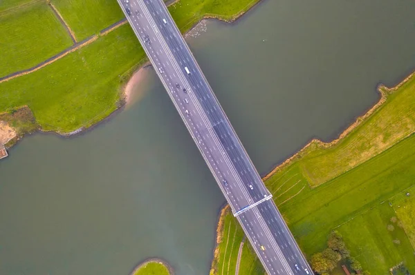 Bovenaanzicht Vanuit Lucht Grote Laaglandrivier Ijssel Met Autobrug Door Landbouwlandschap — Stockfoto