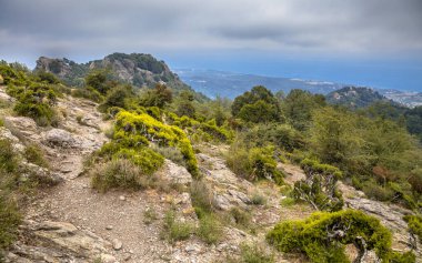 San Giovanni di Moriani yakınlarındaki dağ bölgesi Fransa 'nın Korsika Adası' ndaki deniz ve kıyı şeridi manzaralı.