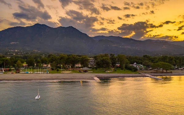 Korsika 'nın hava manzarası Moriani Plage, Fransa' da gün batımında görüldü.