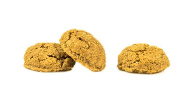 Hollanda 'da 5 Aralık' ta düzenlenen yıllık Sinterklaas tatil etkinliği için beyaz arka planda üç pepernoten ön plana bakıyor