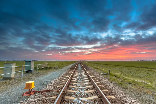 Spoorwegperspectief Verdwijnt Aan Horizon Onder Fantastische Blauwe Rode Zonsondergang Hemel — Stockfoto