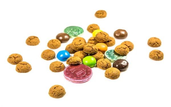 Csomó Pepernoten Sütik Édességek Csokoládé Pénzt Elülső Kilátás Fehér Háttér Stock Kép