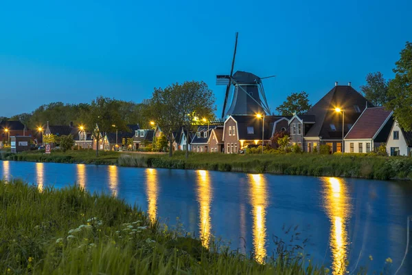 Τυπικό Παραδοσιακό Ολλανδικό Χωριό Αγροκτήματα Και Ανεμόμυλο Κατά Μήκος Της — Φωτογραφία Αρχείου