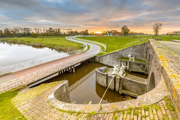 Oude Middeleeuwse Sluis Gebouwd 1400 Nabij Aduarderzijl Provincie Groningen Landschap — Stockfoto