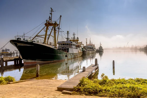 Barcos Pesqueros Modernos Circunstancias Meteorológicas Nebulosas Puerto Stellendam Provincia Zelanda — Foto de Stock