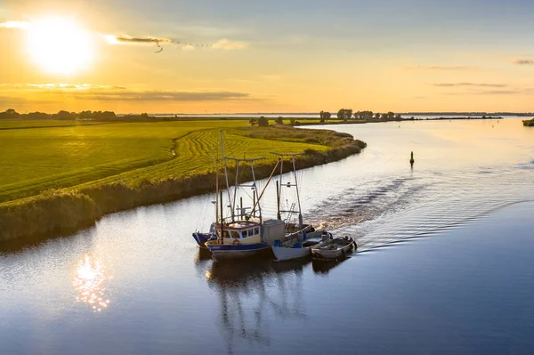 Widok Lotu Ptaka Rzekę Zwarte Water Niedaleko Ijsselmeer Statkiem Rybackim — Zdjęcie stockowe