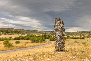 Causse de Blandas kireçtaşı karst dağlık arazisinde dikilen taş mihenk taşı taşı.
