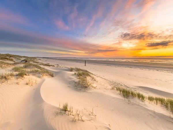 オランダの日没時に北海上のWike Aan Zeeから見たビーチと砂丘オランダの海岸線の風景 — ストック写真