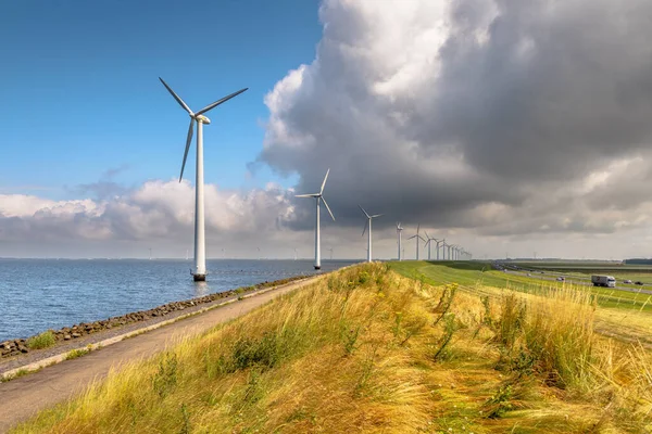 Řada Větrných Turbín Jezeře Podél Hráze Nizozemsku — Stock fotografie