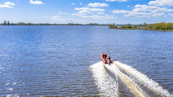 オランダのフリースラントでオランダの湖の上を高速で航行する剛体インフレータブルボート — ストック写真