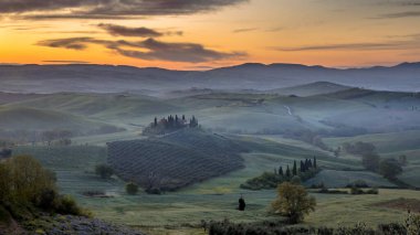 San Quirico d 'Orcia yakınlarındaki Toskana kırsalında sisli sabahın erken saatlerinde Toskana, İtalya, Nisan ayında.