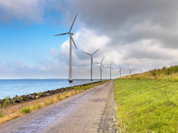 Fila Turbine Eoliche Nel Lago Lungo Una Diga Nei Paesi — Foto Stock