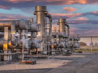 Groningen Gaz Alanı bölgesinde boru hattı vanaları olan petrol ve gaz işleme tesisi. Burası Avrupa 'daki az sayıdaki doğal gaz alanlarından biri..