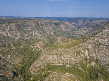 Gorges la Vis Vadisi 'nin hava manzarası Cevennes Ulusal Parkı, Güney Fransa' daki Causse du Larzac 'tan geçiyor.