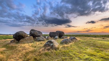 Hunnish megalitik Dolmen mezarı ya da Assen, Drenthe, Hollanda yakınlarında Hunnish mezarı