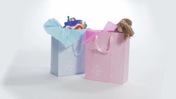 Мальчик и девочка подарочные коробки — стоковое видео
