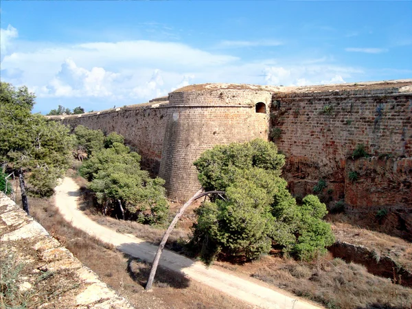 Fästningen muren och tornet. Famagusta. Royaltyfria Stockbilder