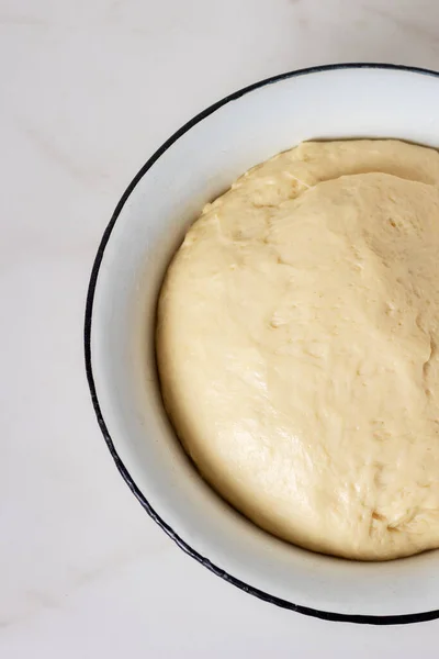 Hausgemachte Hefe frischen rohen Teig in Schüssel fertig zum Backen. — Stockfoto