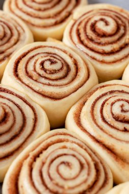 Tarçınlı rulo ev yapımı hamur hazırlama. Geleneksel tarçınlı çörek..