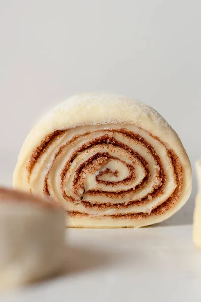 Tarçınlı çörek pişiriyorum. Ev yapımı pişirme..