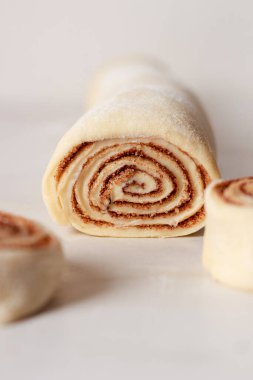 Tarçınlı çörek pişiriyorum. Ev yapımı pişirme..