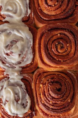 Yeni pişirilmiş ev yapımı tarçınlı rulo ya da tarçınlı kek. Geleneksel tarçınlı tatlı çörekleri kıvrıldı. Üst görünüm.