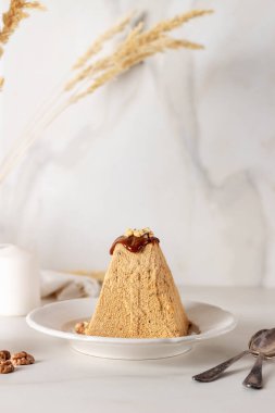 Fındıklı ve çikolatalı peynir paşası. Geleneksel Rus ya da Ukrayna Paskalya yemeği. 