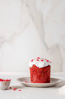 Paskalya pastası. Lezzetli tatlı brioche kırmızı kadife. Mutlu Paskalyalar. Metin için alanı kopyala.