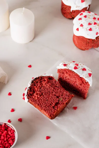 Paskalya pastasından bir parça. Lezzetli tatlı brioche kırmızı kadife. Mutlu Paskalyalar.. 