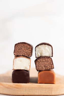 Tahta bir tahtanın üzerinde çikolataya bulanmış kaymak. Jöleli farklı bir tatlı..