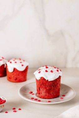 Paskalya pastası. Lezzetli tatlı brioche kırmızı kadife. Mutlu Paskalyalar. Metin için alanı kopyala.