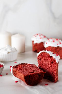 Paskalya pastasından bir parça. Lezzetli tatlı brioche kırmızı kadife. Mutlu Paskalyalar.. 