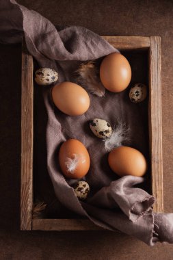 Hâlâ tavuk ve bıldırcın yumurtalarını eski tahta kutuda saklıyoruz.. 