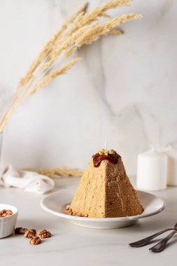 Fındıklı ve çikolatalı peynir paşası. Geleneksel Rus ya da Ukrayna Paskalya yemeği. 