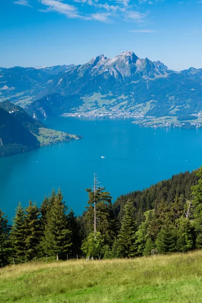 Gyönyörű kilátással a Luzerni-tó (Vierwaldstattersee ) — Stock Fotó