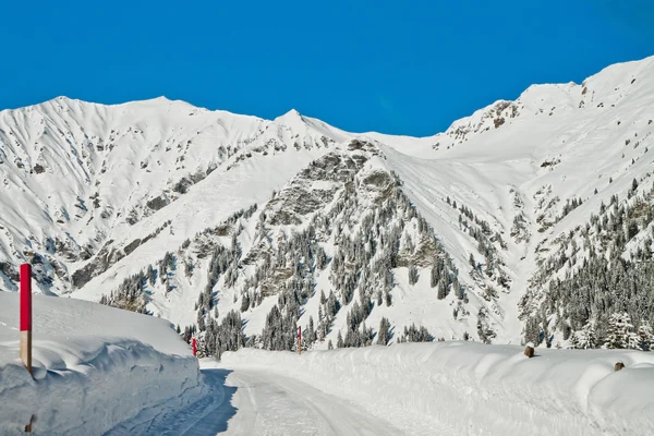 Belle vue sur les Alpes suisses d'hiver — Photo