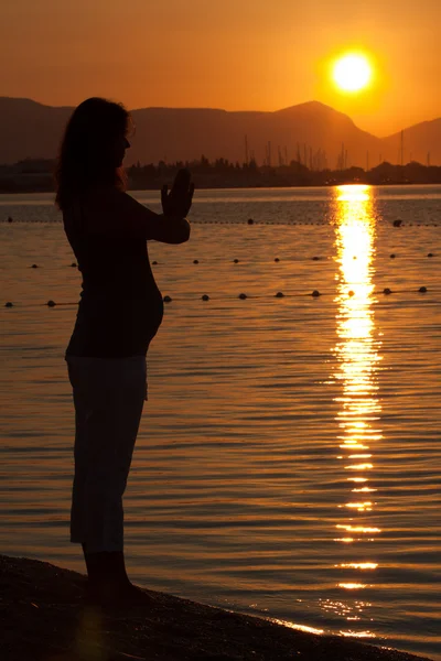Hamile kadın excercising yoga — Stok fotoğraf