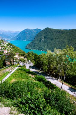 Lugano şehir lake lugano ve dağ görüş